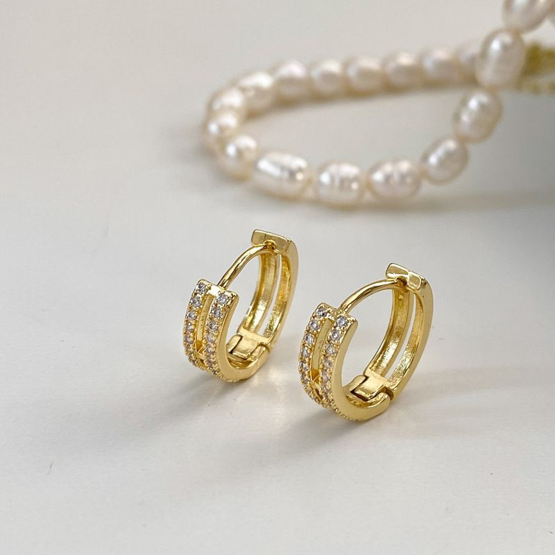 Маленькие двойные серьги-кольца с дорожками стразов CJH12149