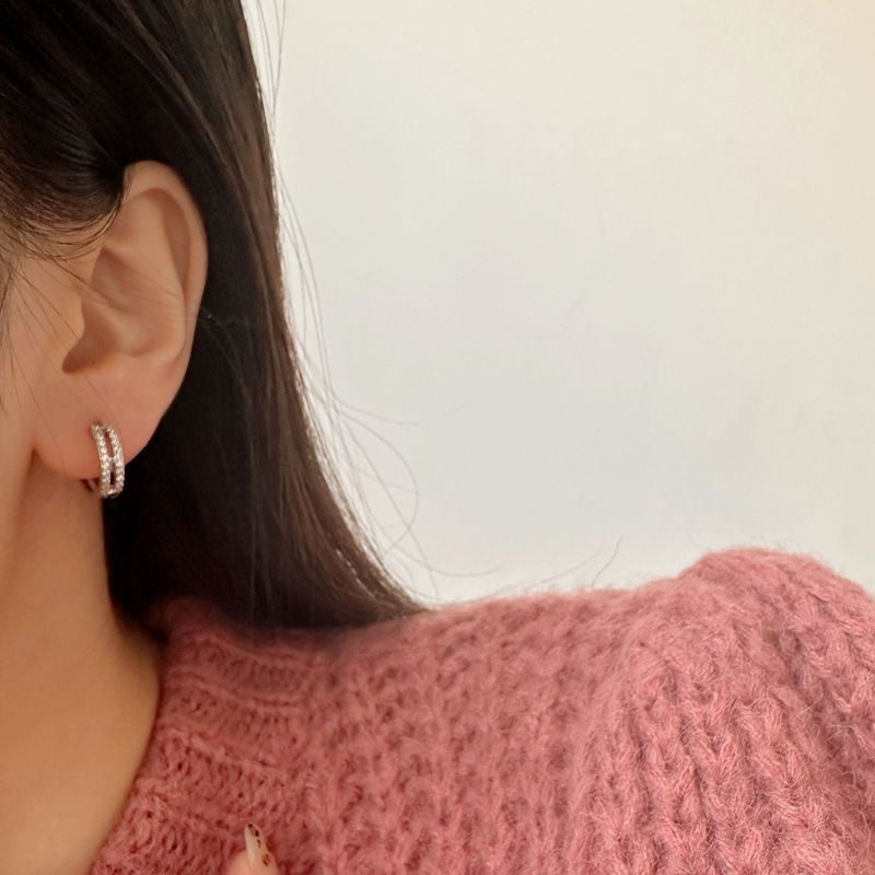 Маленькие двойные серьги-кольца с дорожками стразов CJH12149