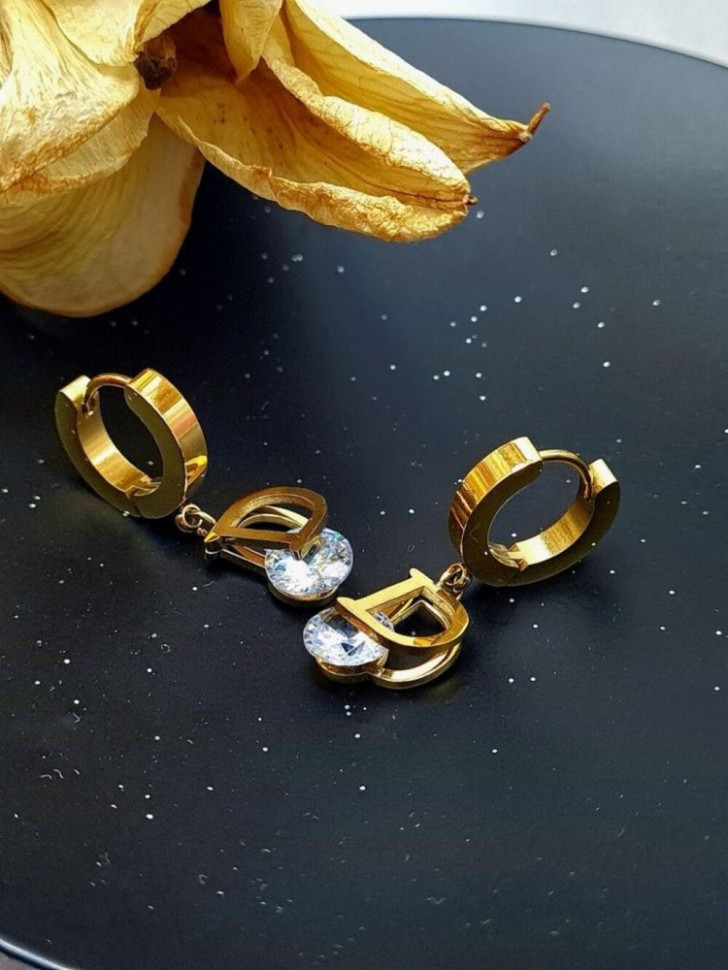 Золотистые серьги-кольца с подвесками-логотипами и кристаллами J10244CJJ Золотистые серьги-кольца с подвесками-логотипами и кристаллами J10244CJJ