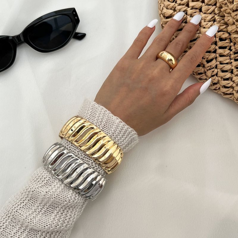 Браслет жесткий широкий с волнообразной чеканкой CJL85644