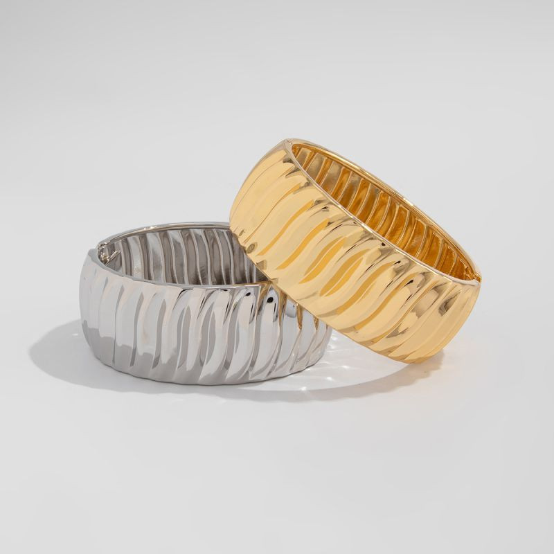 Браслет жесткий широкий с волнообразной чеканкой CJL85644