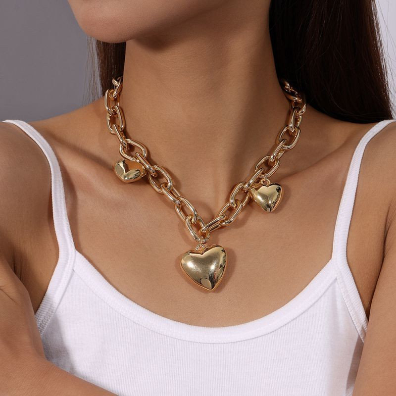 Массивная золотистая цепь с множеством объемных сердец CJL75814