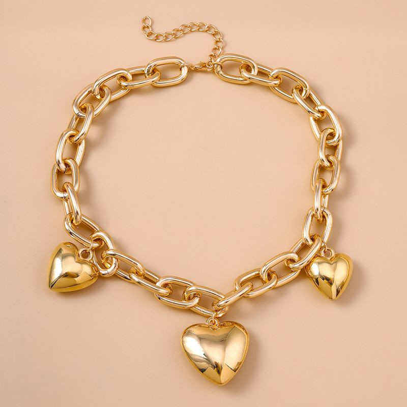 Массивная золотистая цепь с множеством объемных сердец CJL75814