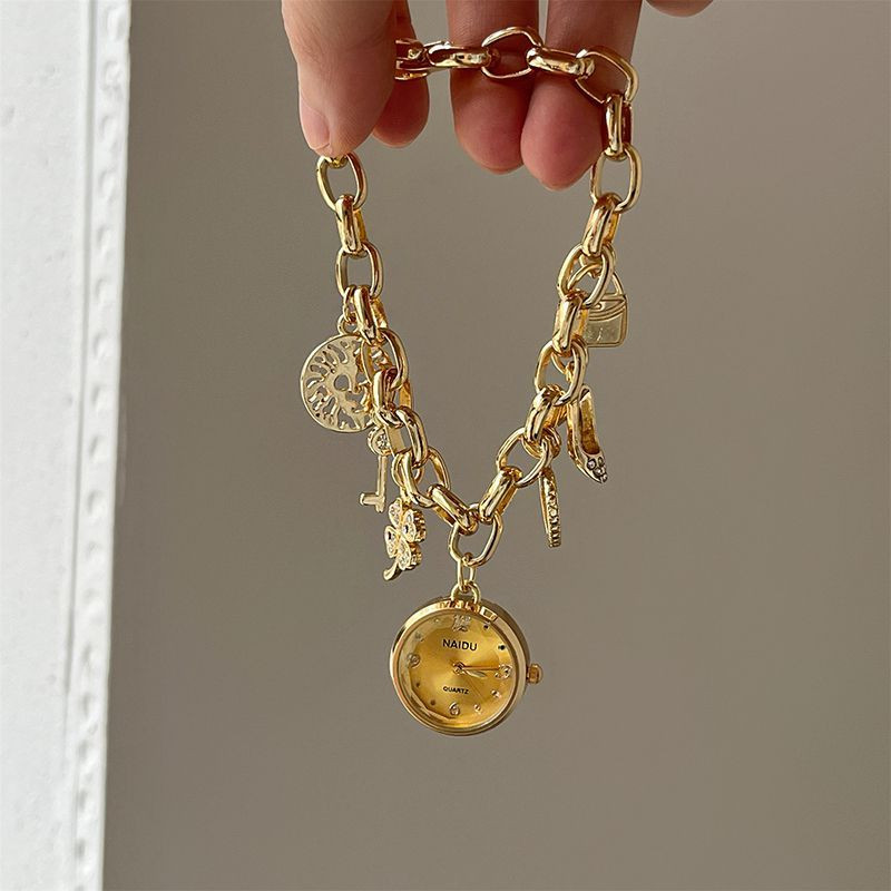 Браслет цепочка с мелкими золотистыми подвесками CJT22149 Браслет цепочка с мелкими золотистыми подвесками CJT22149