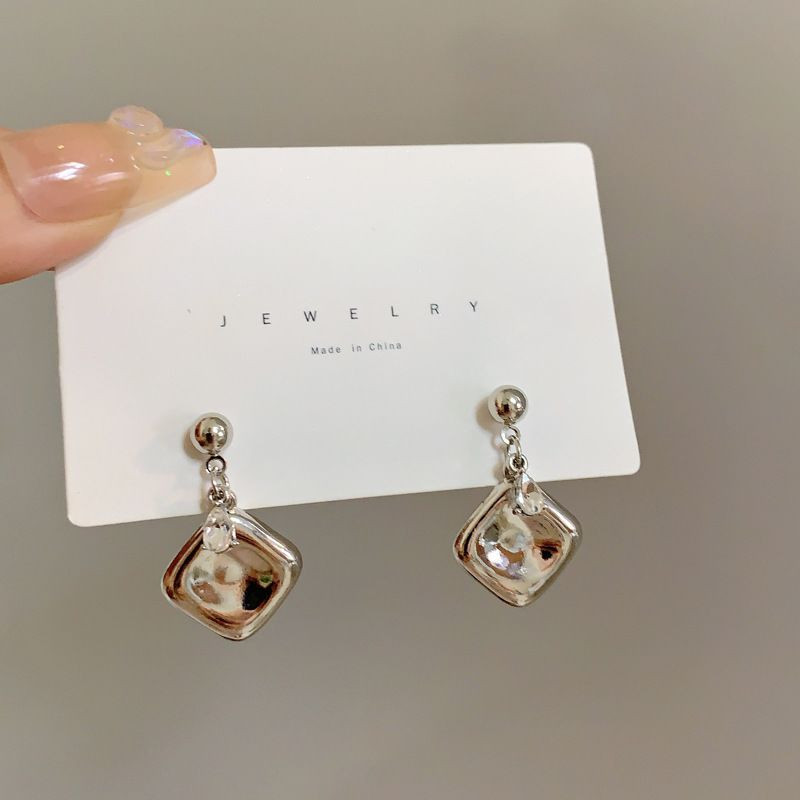 Серьги пусеты с квадратными подвесками из мятого металла CJH13379