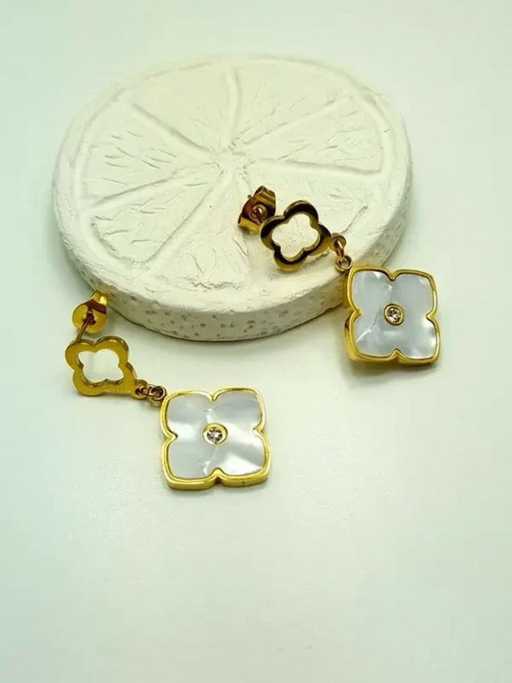 Серьги-гвоздики стальные с напылением золотом клевер J10225CJJ Серьги-гвоздики стальные с напылением золотом клевер J10225CJJ