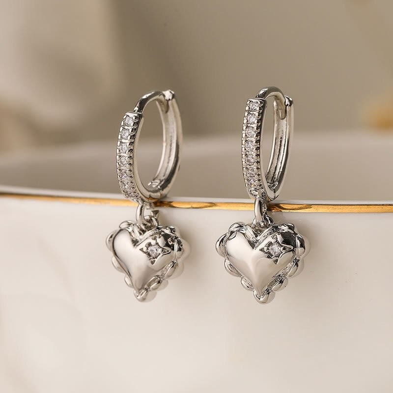 Серебристые серьги-кольца с «мятыми» сердцами N99084