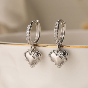 Серебристые серьги-кольца с «мятыми» сердцами N99084