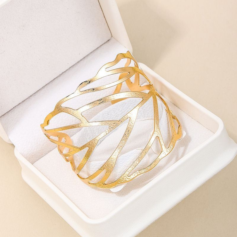 Браслет жесткий ажурный в виде переплетенных нитей CJG26685