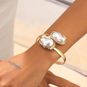 Браслет жесткий разомкнутый с двумя крупными кристаллами CJH72416 Браслет жесткий разомкнутый с двумя крупными кристаллами CJH72416