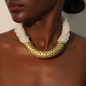 Многорядный чокер из белого бисера с массивной золотой вставкой CJP62783 Многорядный чокер из белого бисера с массивной золотой вставкой CJP62783