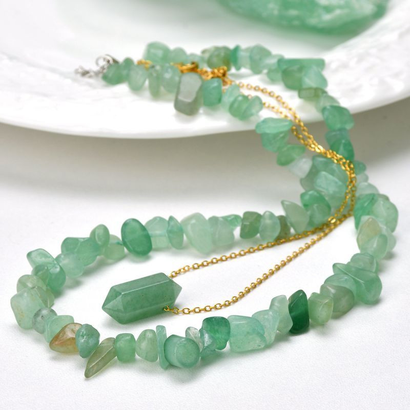 Чокер из зеленого бисера с подвеской в форме изумрудной капли CJP83083