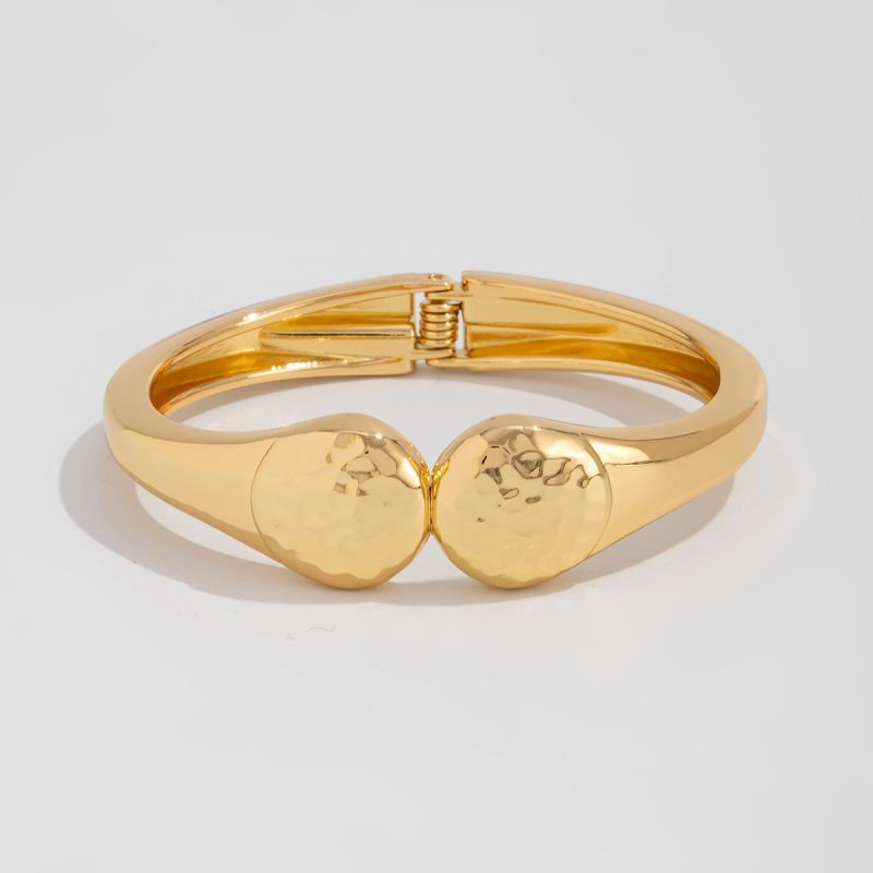 Браслет жесткий разомкнутый с элементами в виде головы змеи CJL85646