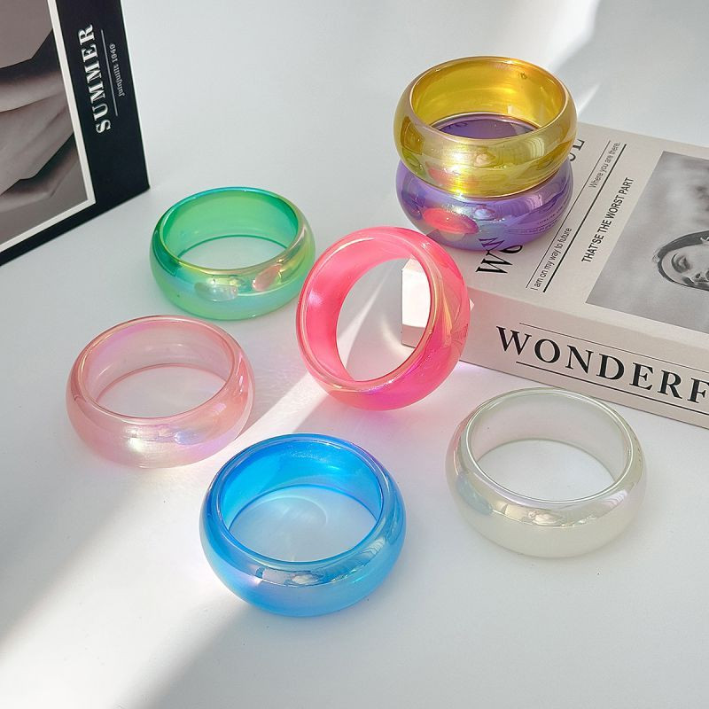 Браслет жесткий из радужного прозрачного акрила CJT03692