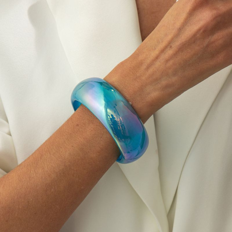 Браслет жесткий из радужного прозрачного акрила CJT03692