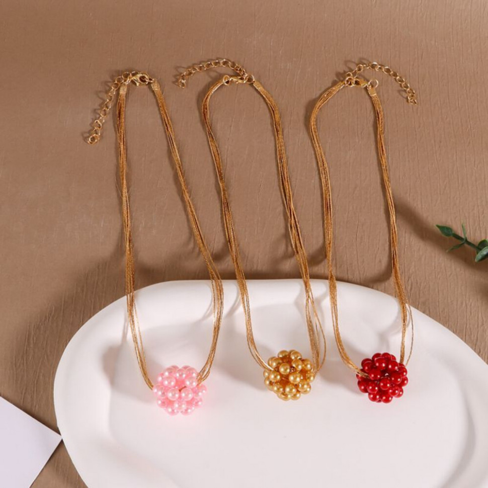 Золотистое колье из тонких цепей с красным шаром CJH43917