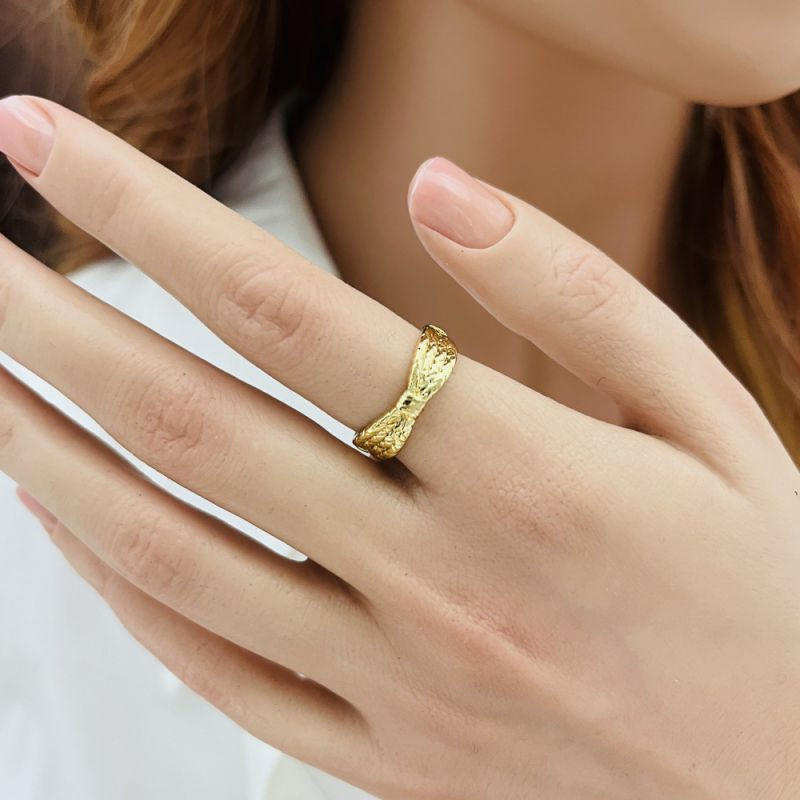 Кольцо разомкнутое с фактурной поверхностью CJL27269