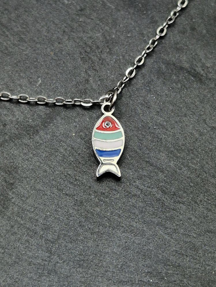 Цепочка с подвеской в форме рыбки с полосками из эмали J10569CJJ