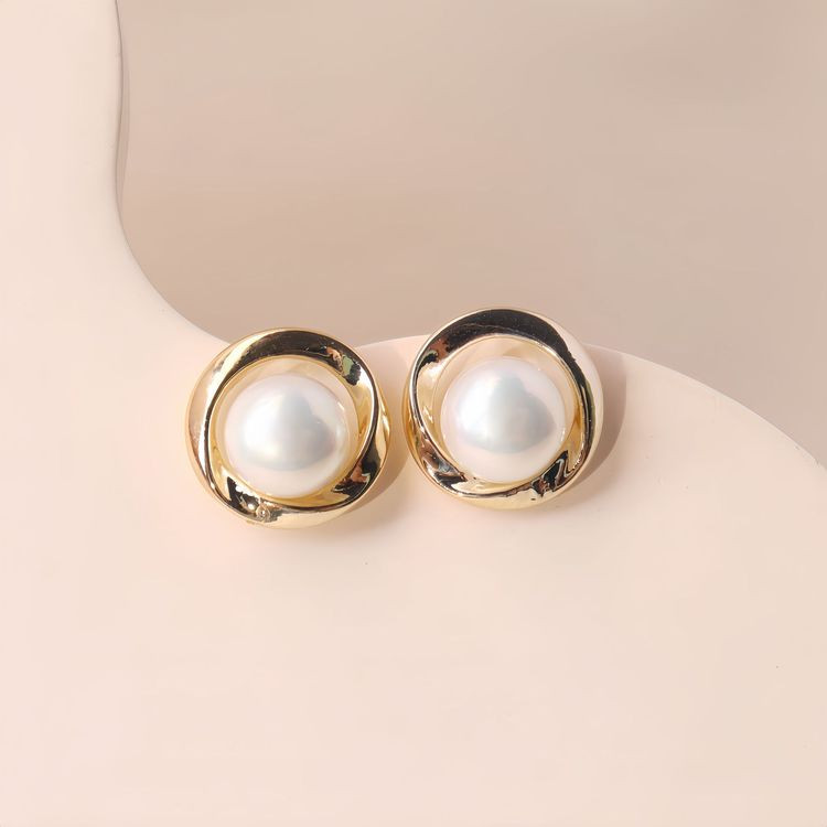 Серьги-гвоздики с жемчужиной в круговой оправе J10701CJJ