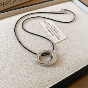 Серебристая абстрактная подвеска на длинном шнурке CJH12061 Серебристая абстрактная подвеска на длинном шнурке CJH12061