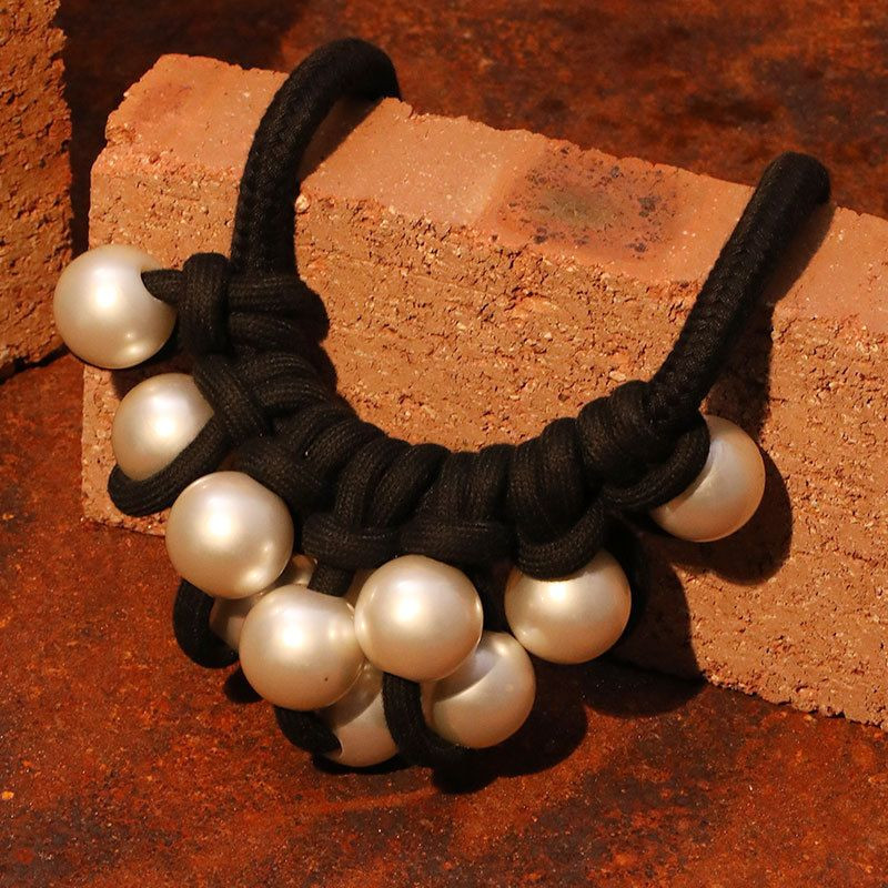 Массивное колье на черном шнуре с крупными жемчужинами CJP62785