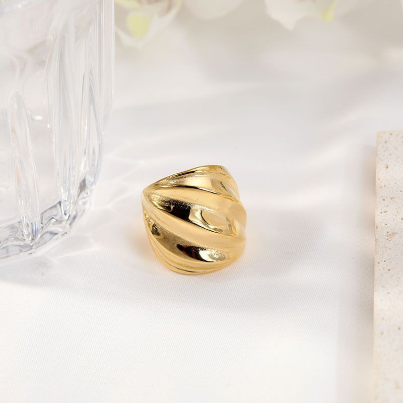 Широкое кольцо с волнообразным рельефом CJP55718