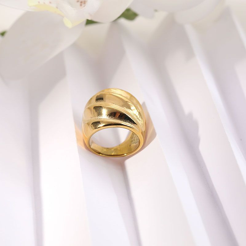 Широкое кольцо с волнообразным рельефом CJP55718