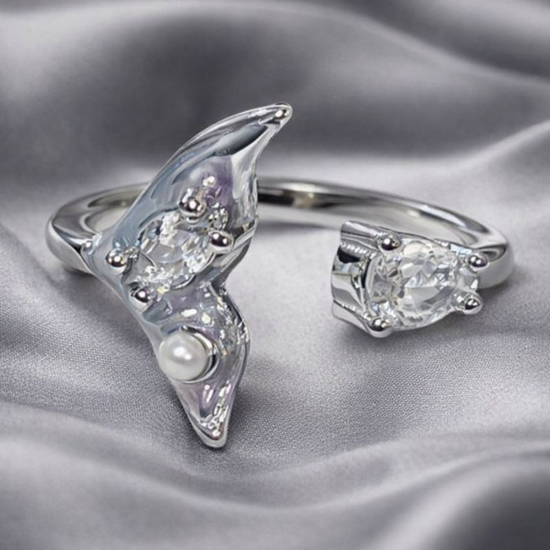 Разомкнутое кольцо с хвостом кита и кристаллами 1J12389CJJ Разомкнутое кольцо с хвостом кита и кристаллами 1J12389CJJ