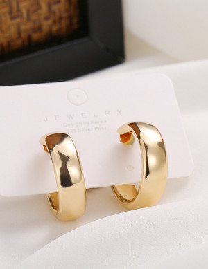 Широкие золотистые серьги-кольца с гладким зеркальным финишем W18442