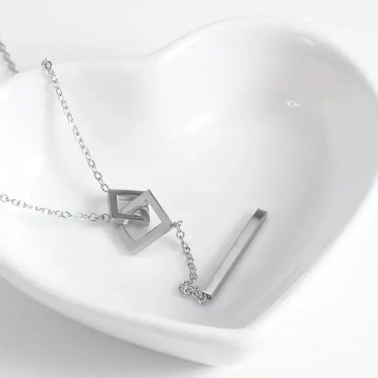 Стальная цепочка-галстук с геометрическими кулонами в форме квадратов J10157CJJ