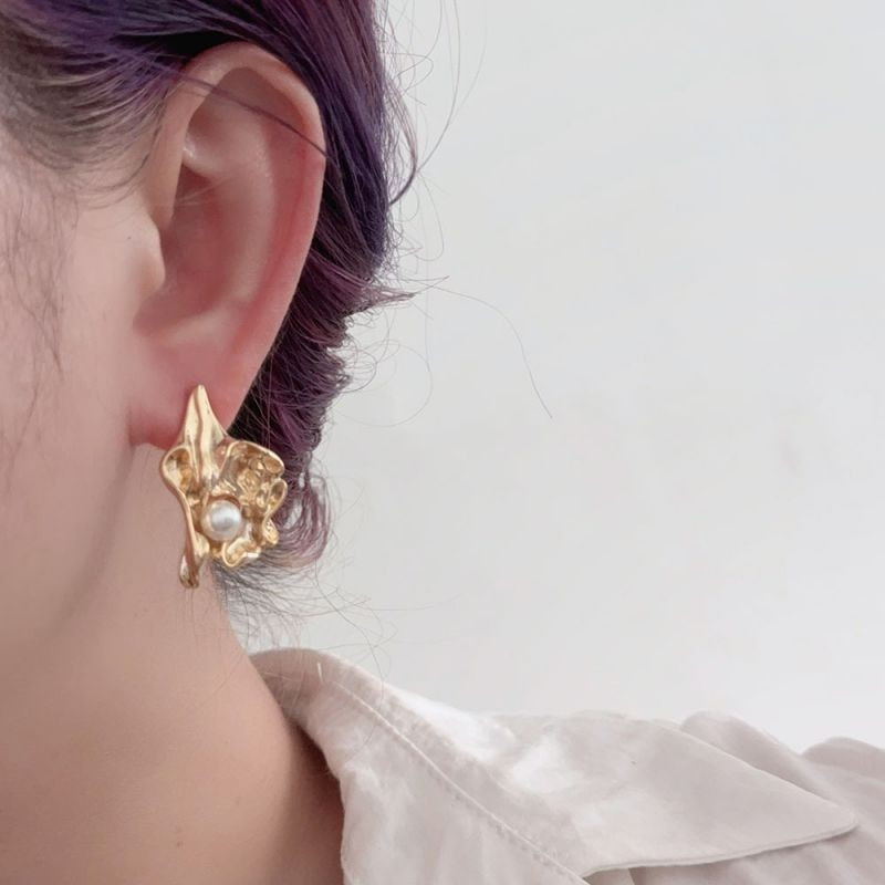 Дизайнерские серьги-пусеты Золотистые каллы с жемчугом CJG62468