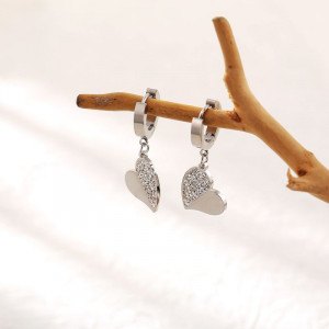 Серебристые серьги-кольца с подвесками-сердцами в стразах J10247CJJ