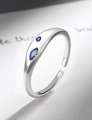 Лаконичное серебристое кольцо с синим фианитом Z32216