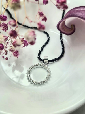 Черное колье-чокер из граненого бисера с круглым мерцающим кулоном J10728CJJ Черное колье-чокер из граненого бисера с круглым мерцающим кулоном J10728CJJ