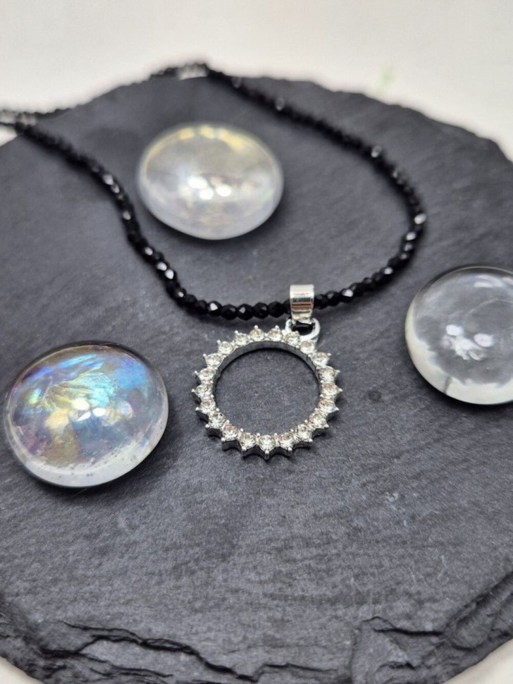 Черное колье-чокер из граненого бисера с круглым мерцающим кулоном J10728CJJ Черное колье-чокер из граненого бисера с круглым мерцающим кулоном J10728CJJ