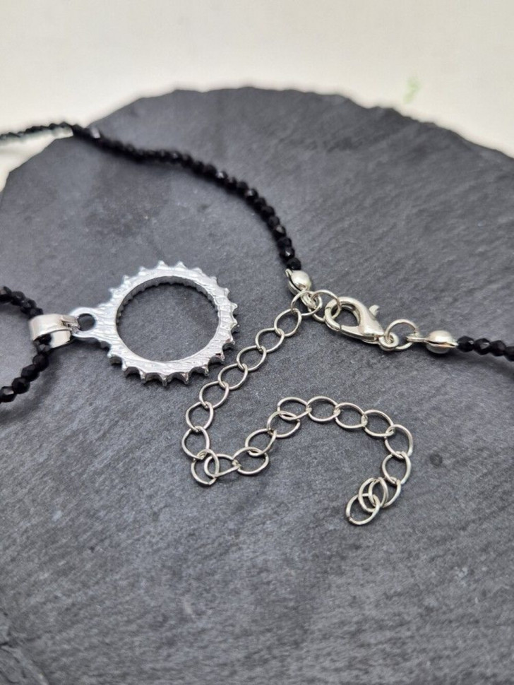 Черное колье-чокер из граненого бисера с круглым мерцающим кулоном J10728CJJ Черное колье-чокер из граненого бисера с круглым мерцающим кулоном J10728CJJ