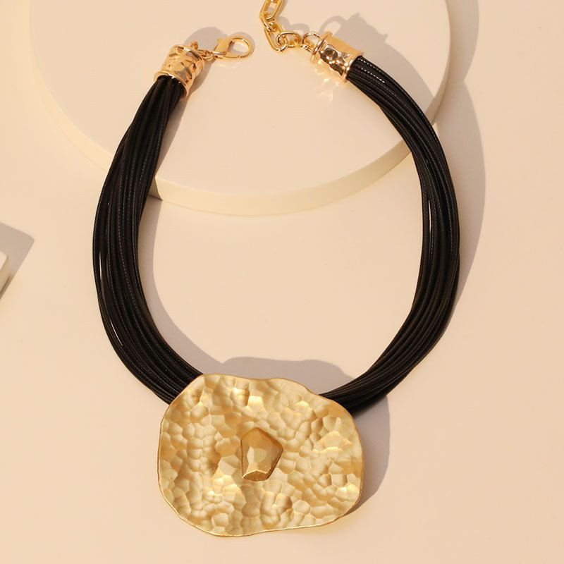 Колье-пластрон на черном шнуре с массивным золотистым диском CJP62795