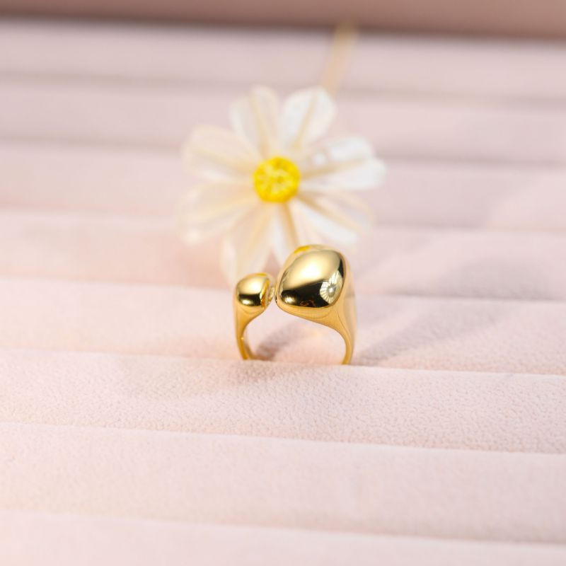 Разомкнутое кольцо с объемным элементом-сердцем CJP55724