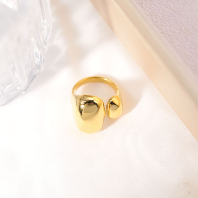 Разомкнутое кольцо с объемным элементом-сердцем CJP55724