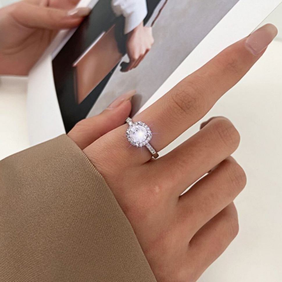 Серебристое помолвочное кольцо с крупным круглым кристаллом CJJ12831