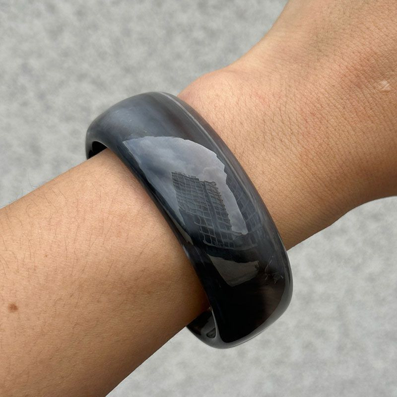 Браслет жесткий акриловый с анималистичным принтом CJP85426