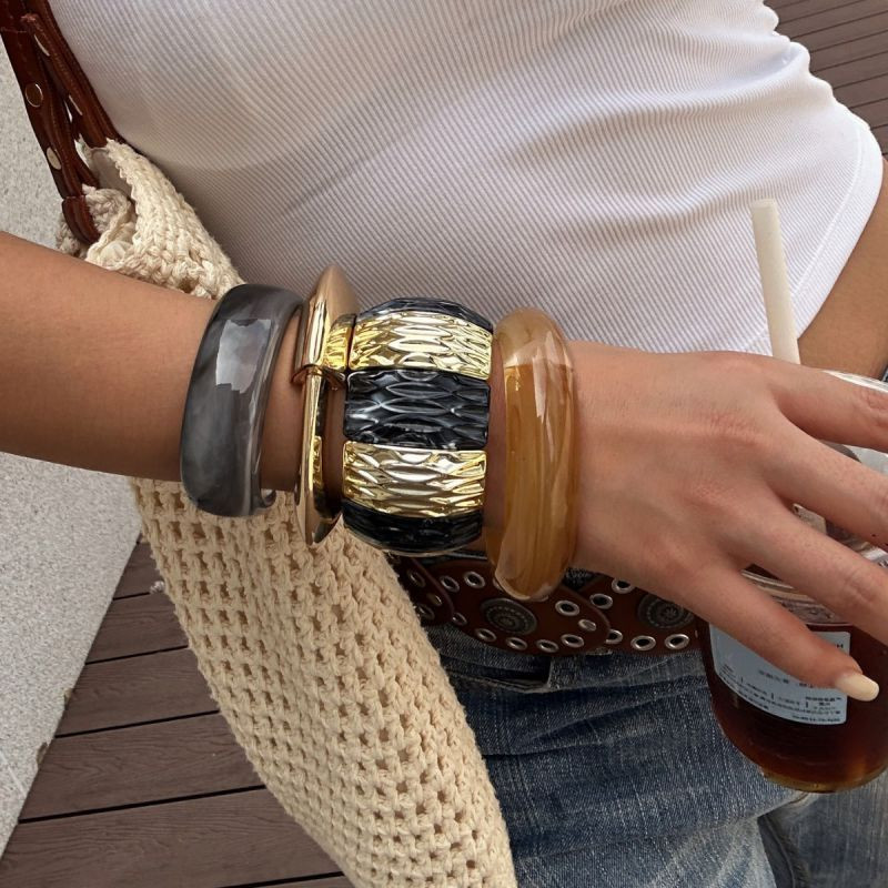 Браслет жесткий акриловый с анималистичным принтом CJP85426