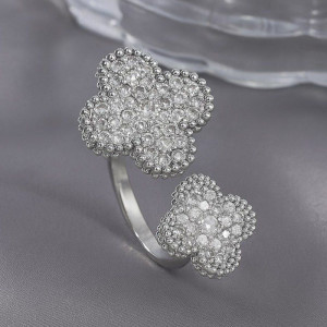 Кольцо с двумя символами клевера и фианитами 1J12080CJJ Кольцо с двумя символами клевера и фианитами 1J12080CJJ