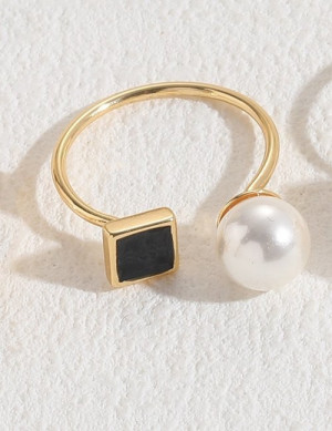 Кольцо с жемчужиной и темным геометрическим элементом M13709