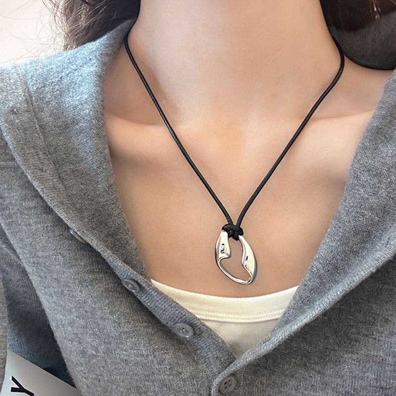 Подвеска в форме овальной петли на длинном шнурке CJG59266