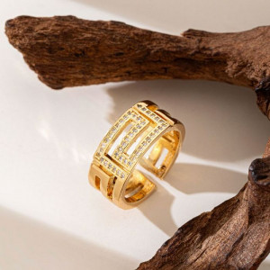 Массивное разомкнутое кольцо с дорожками прямоугольных кристаллов CJM85178