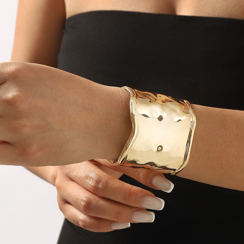 Браслет жесткий широкий кафф с глянцевой поверхностью CJN35092