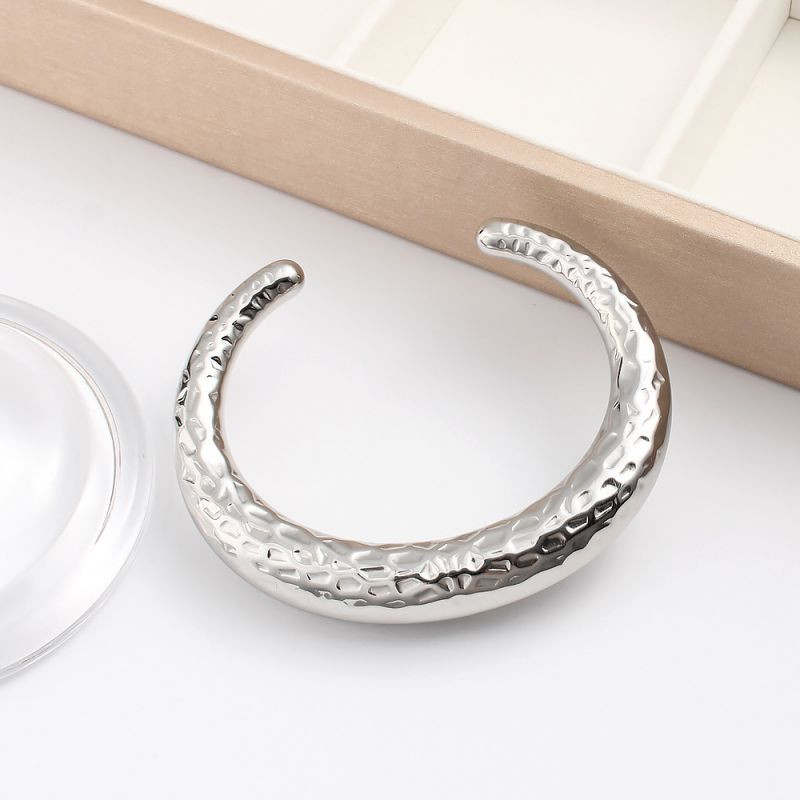 Браслет жесткий массивный с фактурной чеканкой CJN43497