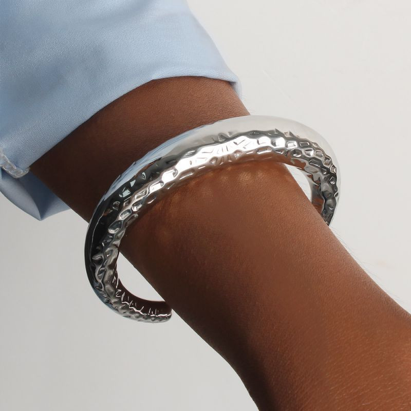 Браслет жесткий массивный с фактурной чеканкой CJN43497