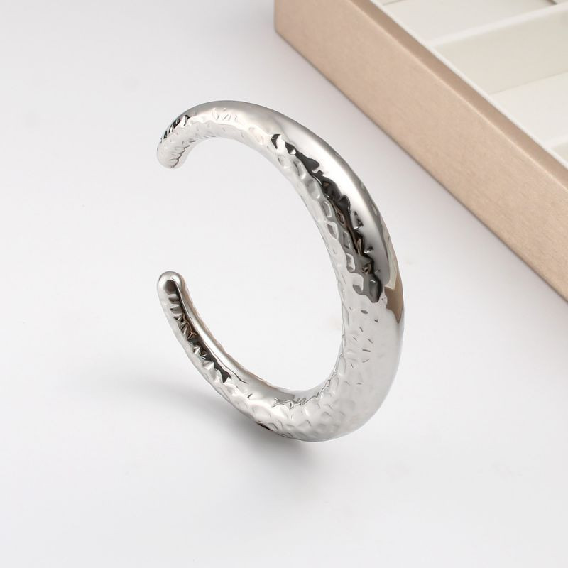 Браслет жесткий массивный с фактурной чеканкой CJN43497